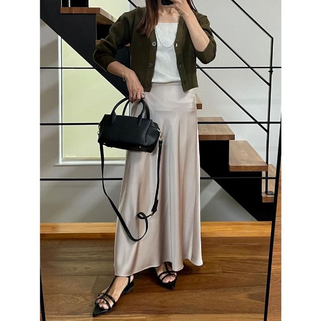 ウォッシャブルクロップドカーディガンとスカートを着用したコーデ