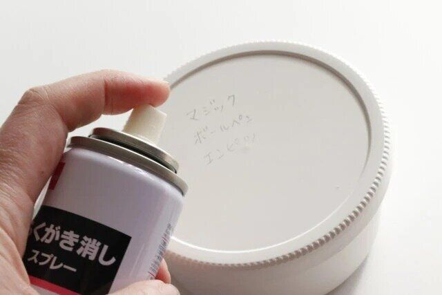 ダイソー らくがき消しスプレー 落書き消す