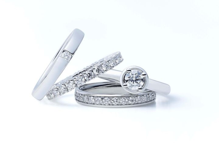 ＜左から＞「ヴェラモーレ」マリッジリング 2.7mm プラチナ×ダイヤモンド ¥233,200 「ルーチェ」エタニティリング 2.7mm ホワイトゴールド×ダイヤモンド ¥624,800～ 「ペルセンプレ」エタニティリング 3.2mm プラチナ×ダイヤモンド ¥451,000 「ミヌー」エンゲージメントリング プラチナ 0.3ct～ ¥473,000～