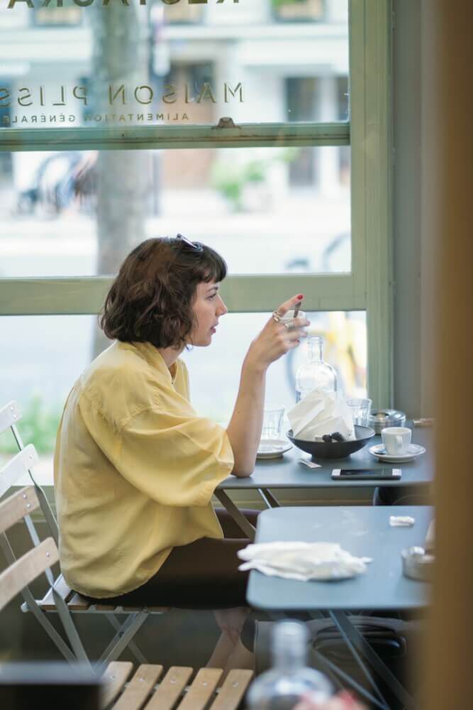 今日から9月！まだ暑い日にピッタリな淡いレモン色のシャツのコーデ