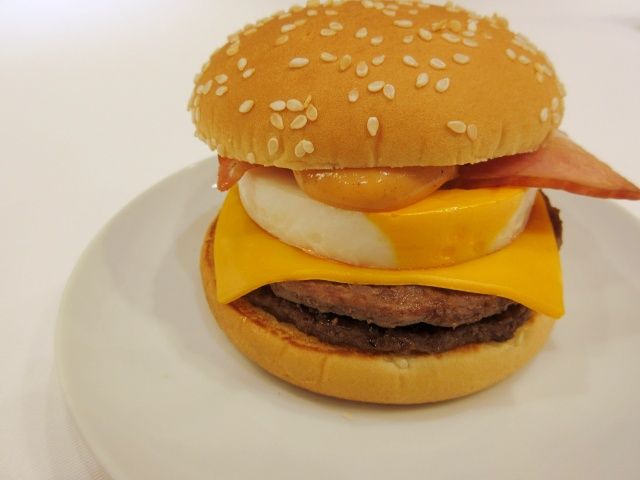 皿に盛られた倍チーズ月見