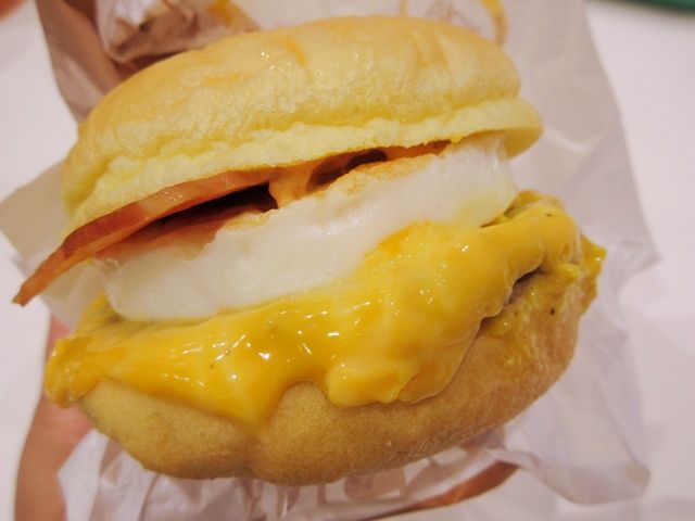 持ち上げた芳醇ふわとろ月見