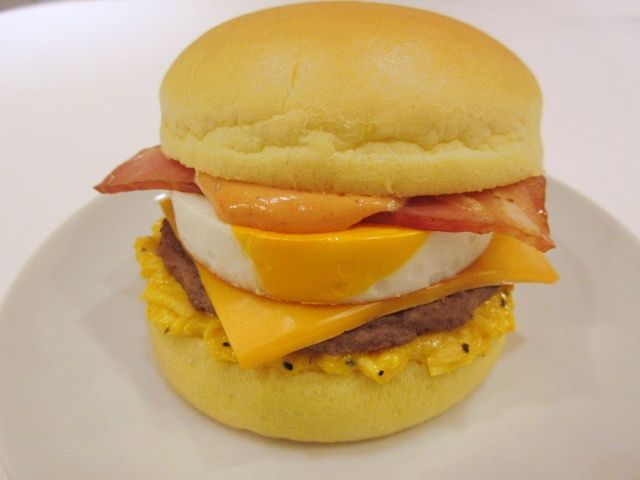 皿に盛られた芳醇ふわとろ月見