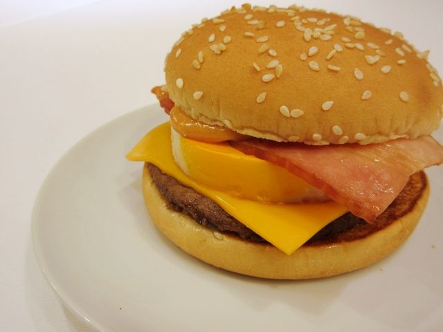 皿に盛られたチーズ月見