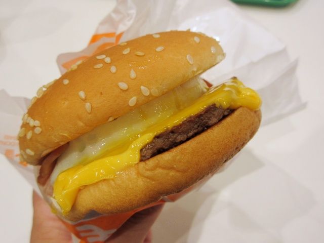 持ち上げたチーズ月見