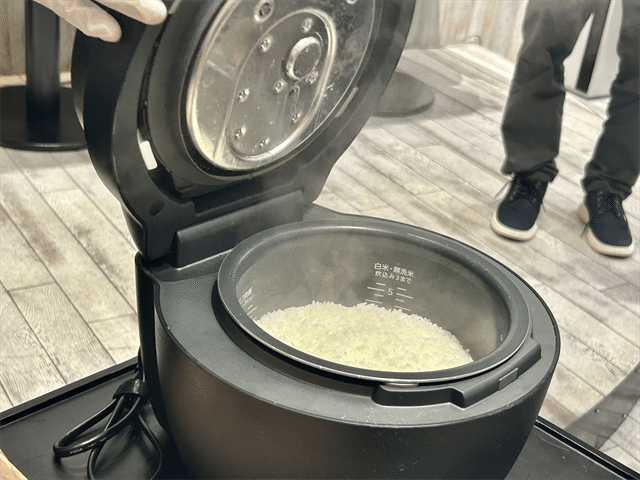 可変圧力IHジャー炊飯器 SR-V10BB 蓋を開ける様子