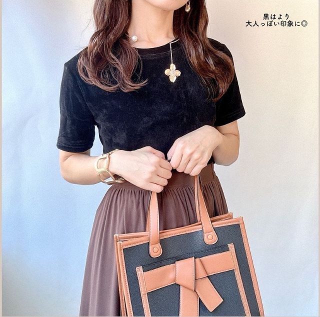 黒のベロアTシャツ