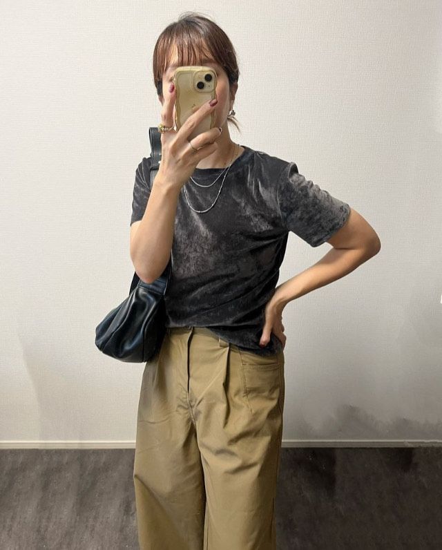 グレーのベロアTシャツ