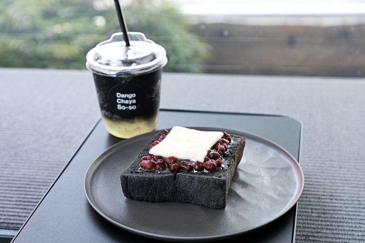 写真奥から「麻炭レモネード」594円、「黒いあんバタートースト」1029円