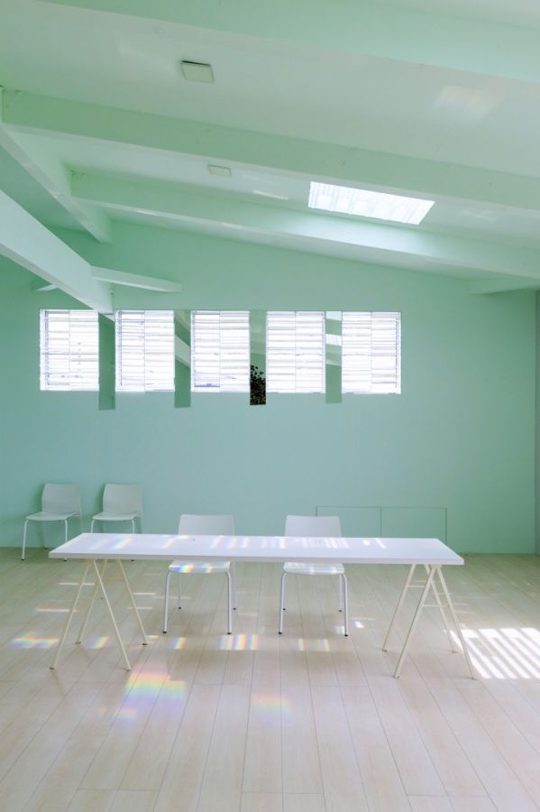 奥の壁際には椅子席が設けられています