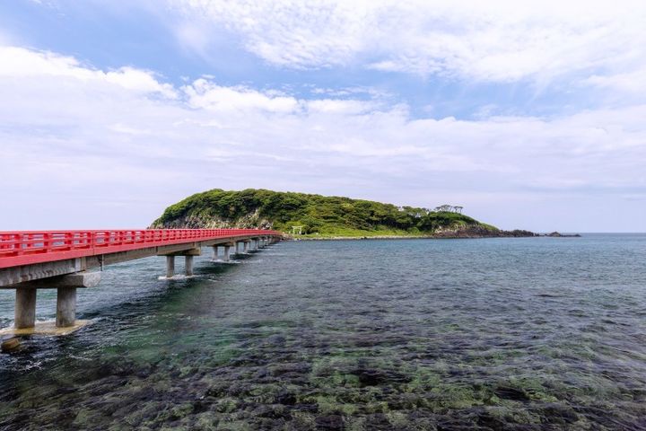 迫力満点の断崖絶壁で知られる東尋坊から車で約5分の場所です