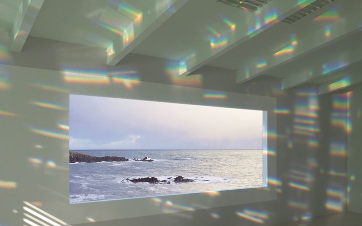 左側のテーブル席から見た風景。岩場と水平線が見晴らせます