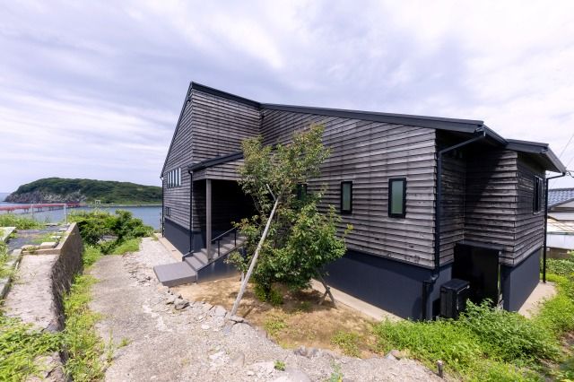 黒を基調にした一軒家風の建物です。２名から予約を受け付けていて、1組最大6名まで利用可能です