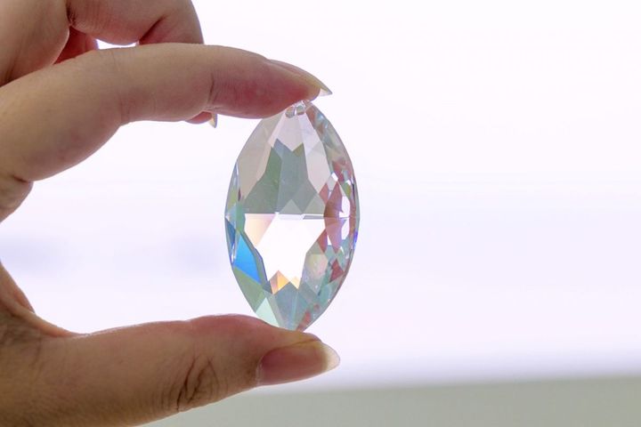 テーブルに置かれた一粒のクリスタルを光に反射させて、自分も光の演出に加わることができます