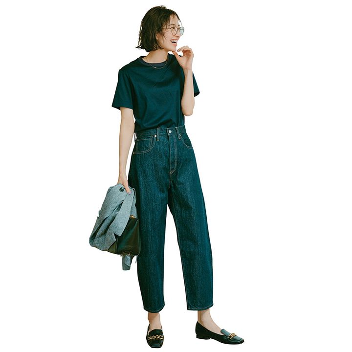 カジュアル幼稚園の保護者会コーデ：カジュアル幼稚園ならデニムもOK。オールネイビーでまとめて。