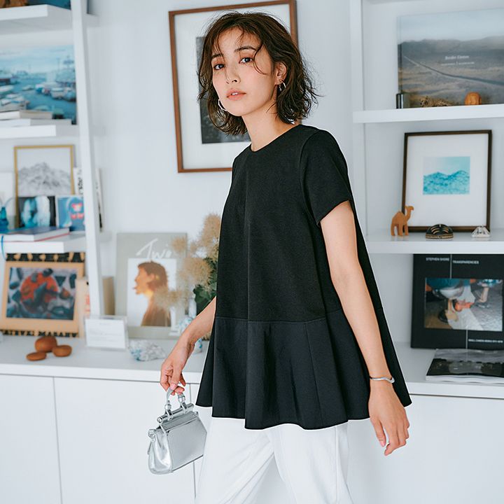 リベラル幼稚園の保護者会コーデ：白スティックパンツにAラインのブラウスで作るモノトーンコーデ。