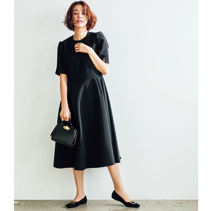 私立小学校・コンサバ幼稚園の保護者会コーデ：通年使えるブラックの半袖ワンピは一枚持っておくと便利。