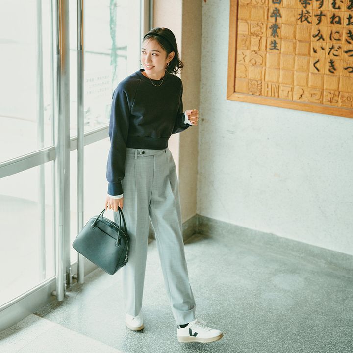 公立小学校の保護者会コーデ：スウェットに白スニーカーの間にグレーのスラックスを挟んでキレイめ要素を入れたスタイル。