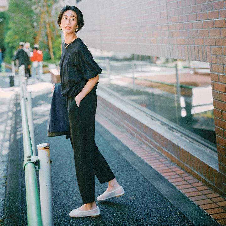 夏の保護者会コーデ：エアリー感のある袖やメッシュのシューズで涼しげなオールブラックコーデ。