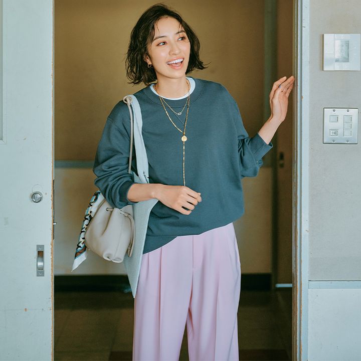 春の保護者会コーデ：ピンク×グレーが優しげな印象の公立小学校ママにおすすめのコーデ。