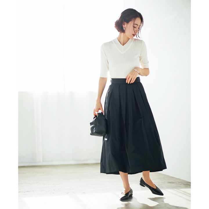 春の保護者会コーデ：mwの五部袖ニットにフレアスカートのモノトーンコンサバコーデ。