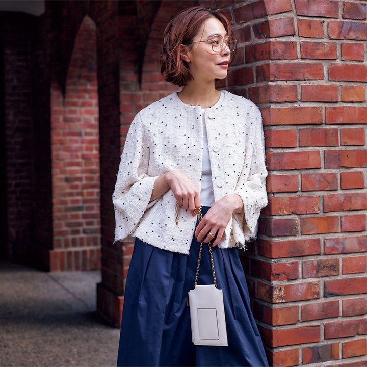 秋の保護者会コーデ：つぶつぶ入りの、表情豊かなホワイトジャケットコーデ。
