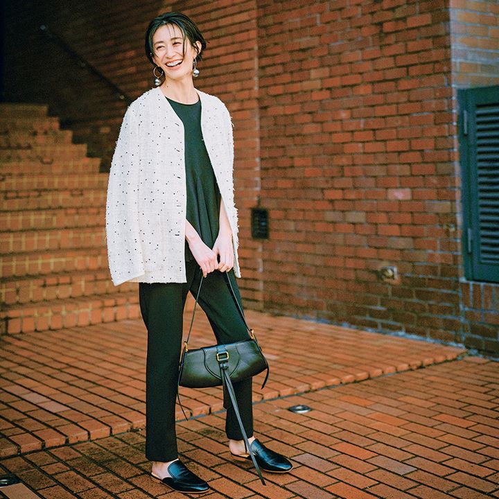 春の保護者会コーデ：白ジャケットを羽織ればインナーとパンツがダークカラーでも沈みません。