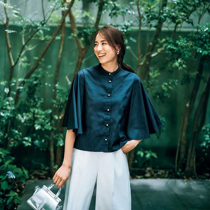 保護者会コーデの例。ネイビーのブラウスに白パンツのコーデで清潔感と好感度を確保。