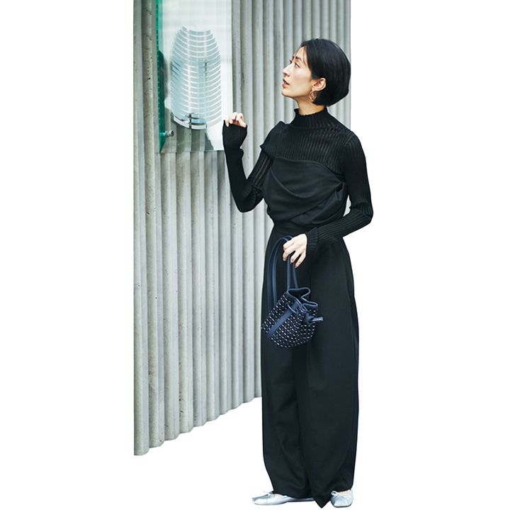 冬の保護者会コーデ：オールインワンにシアーなリブニットを合わせた、オールブラックでも奥行きのあるコーデ。