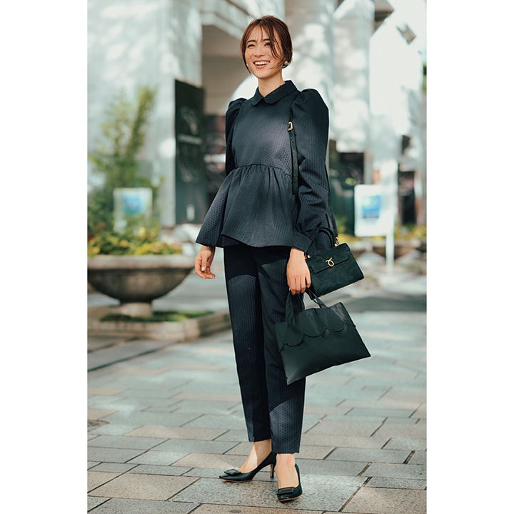 秋の保護者会コーデ：ジャガード柄のブラウスとボトムスのセットアップ。