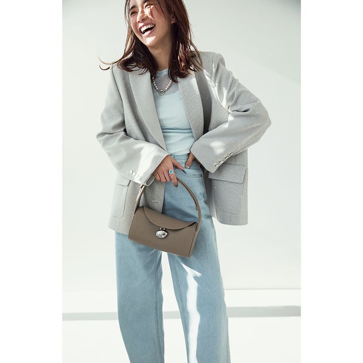 春の保護者会コーデ：スラックスの代わりにデニムにして、全身を淡色でまとめたコーデ。