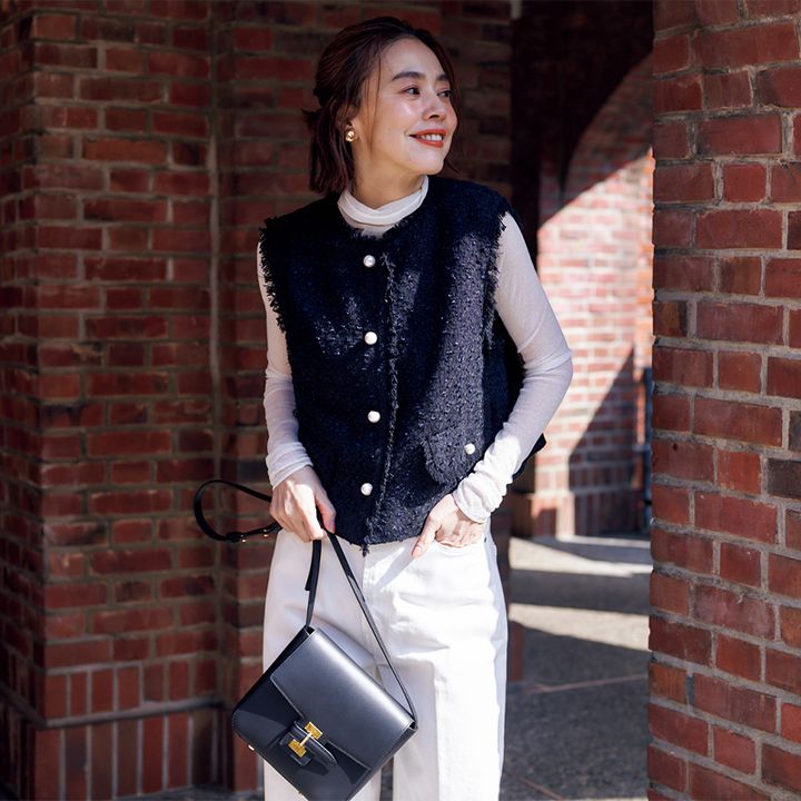 秋の保護者会コーデ：ホワイトデニム、シアーニットに短丈のジレを合わせた今っぽコーデ。