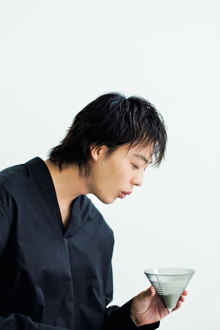 挽いた豆に残るシルバースキンは雑味の原因に。フーッと吹いて丁寧に取り除く