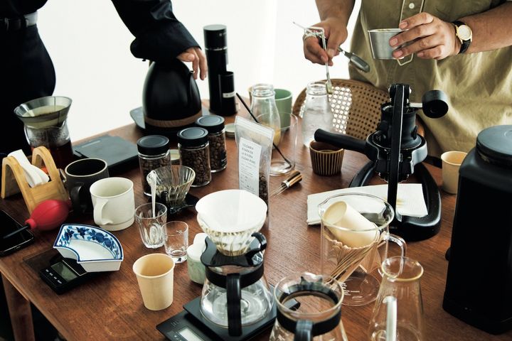 机の上に並ぶドリッパーやコーヒー豆