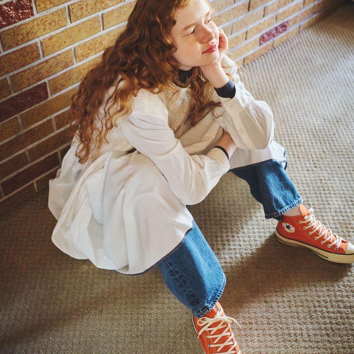 白のふんわりワンピはボーイフレンドデニムのかっこよさをプラスして気負わずに着こなしたい【マイスタンダードブック】