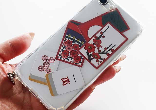 ダイソー フレークステッカー（麻雀、赤箔押し、37枚） フレークステッカー（花札、36枚） スマホケース 使用例