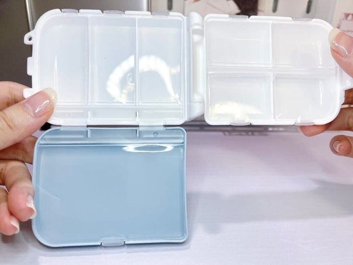 山田化学「リボロス 3段パーツケース」を手に持ち、ケースを開いて紹介する画像