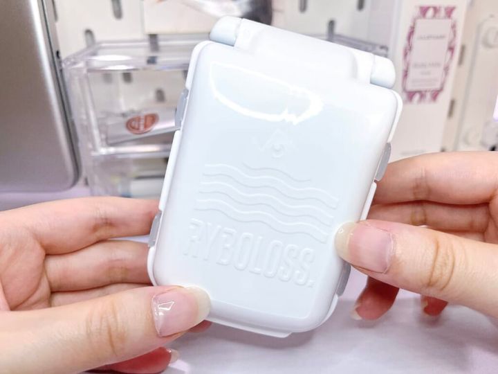 山田化学「リボロス 3段パーツケース」を手に持って紹介する画像