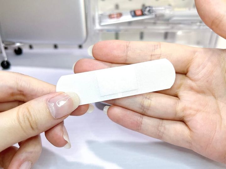 ドウジシャ「救急！！キズテープ」を手に持って紹介する様子