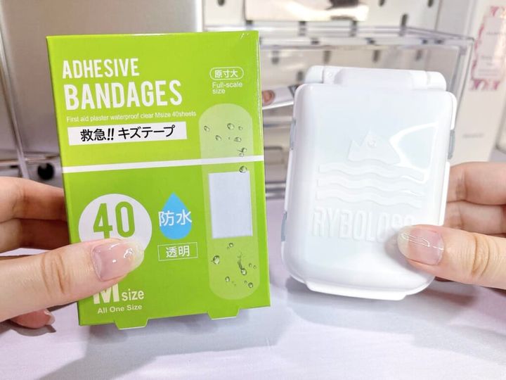 ダイソー、セリア、キャンドゥで発売中の「リボロス 3段パーツケース」と「救急！！キズテープ」を手に持って紹介する画像