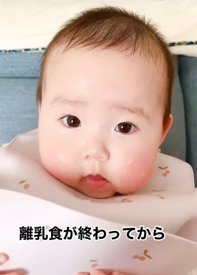 食後に物足りなくてスタイを舐めちゃう赤ちゃん