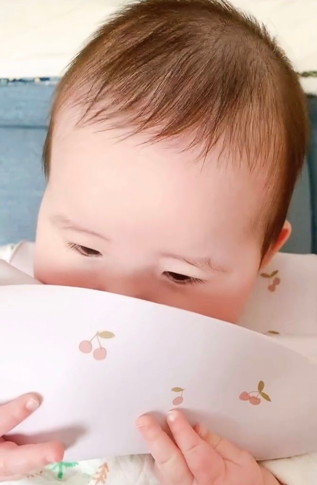 食後に物足りなくてスタイを舐めちゃう赤ちゃん