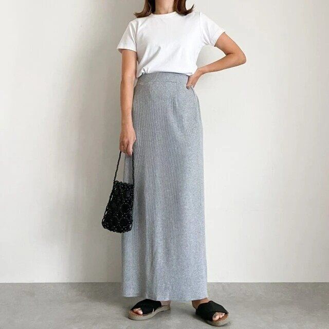 大人女性の白T×ナローロングスカートコーデ