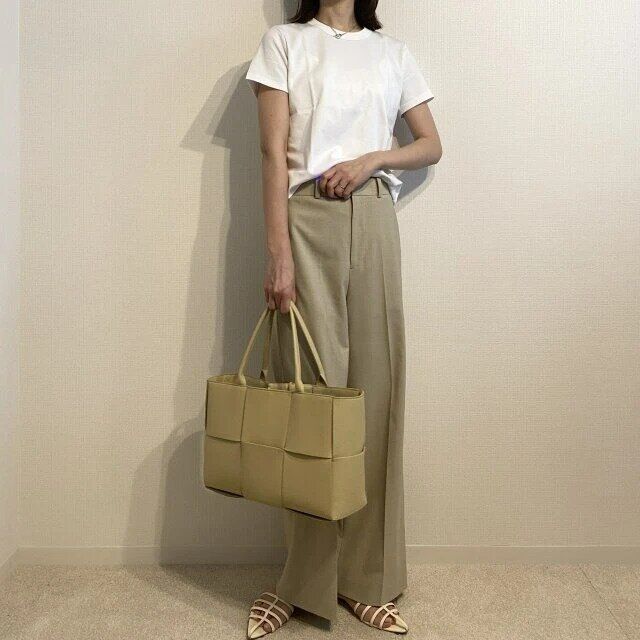 大人女性の白T×センタープレスワイドパンツコーデ