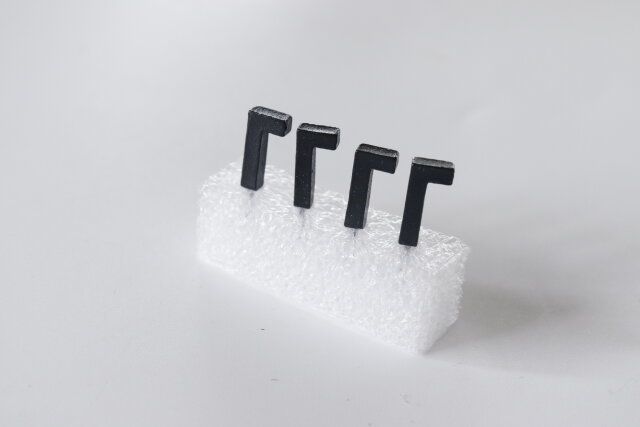 ダイソーのプッシュピン 折釘風 1.5cm 4Pのデザイン