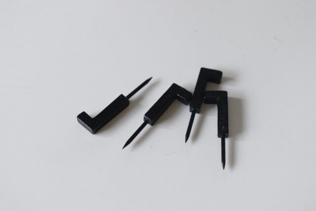 ダイソーのプッシュピン 折釘風 1.5cm 4P