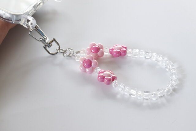 ダイソー フラワービーズキーホルダー（白、桃） スマホストラップ