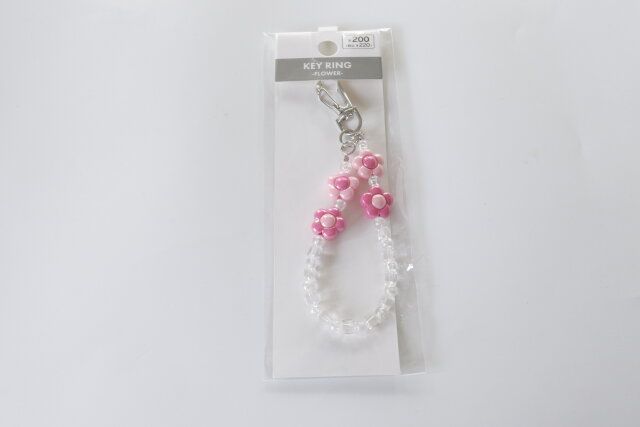 ダイソー フラワービーズキーホルダー（白、桃） パッケージ
