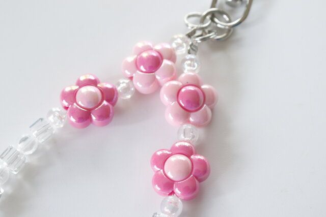 ダイソー フラワービーズキーホルダー（白、桃） デザイン