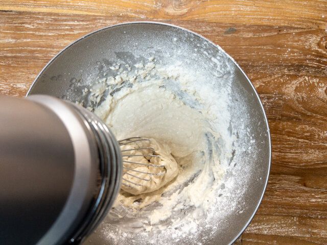 ボウルに強力粉・塩・砂糖・ドライイースト・ぬるま湯を入れ、ハンドミキサーで混ぜます